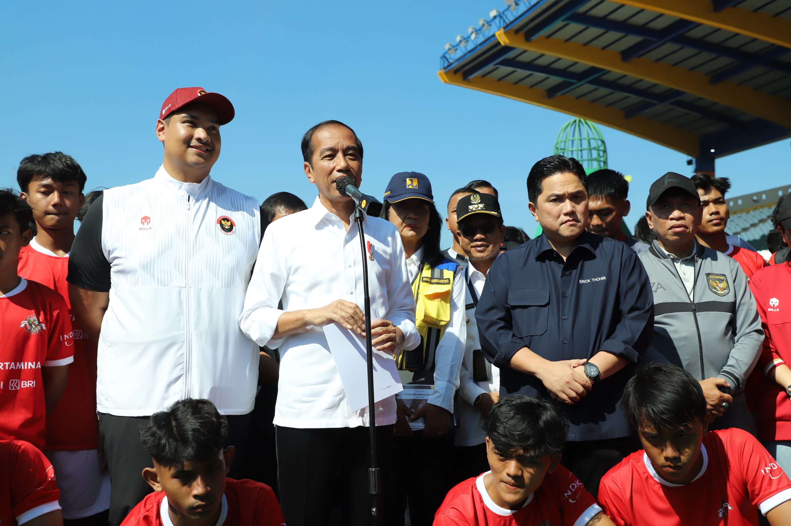 
Presiden didampingi Menpora Dito Ariotedjo, Ketua Umum PSSI Erick Tohir, Gubernur Ridwan Kamil dan Bupati Bandung Dadang Supriatna, kunjungi Stadion Si Jalak Harupat, Rabu (12/7/2023).(Foto: maji/dara)
