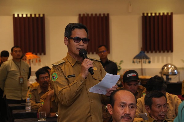 Seorang Kepala Desa menyampaikan pandangannya pada Sosialisasi
Perbup No. 80/2022, di Hotel Grand Sun Shine Soreang, Selasa (18/7/2023).(Foto: prokopimda)
