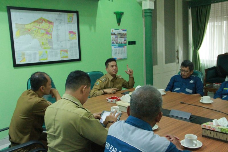 Bupati Bandung H.M  Dadang Supriatna didampingi Kepala Disbudpar Wawan Ridwan saat menerima audensi pengurus PHRI Kabupaten Bandung. (Foto: dok/dara)