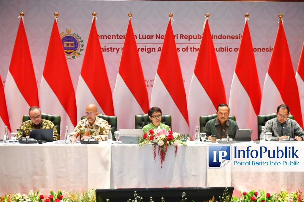 Direktur Perlindungan WNI dan Badan Hukum Indonesia Kementerian Luar Negeri RI, Judha Nugraha (paling kanan) dalam pengarahan pers di Jakarta, Jumat (5/5/2023). Foto: InfoPublik/Amiry Yandi