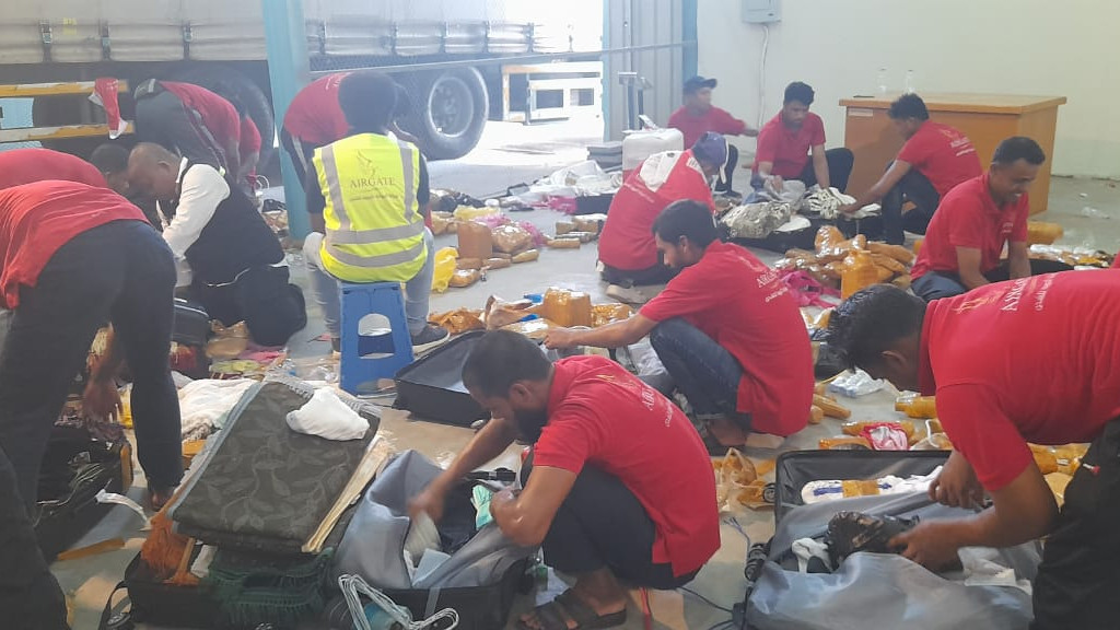 Koper jemaah yang membawa air Zamzam dibongkar (Foto: Ist/kemenag)