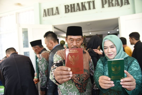 
Sebanyak 1000 pasangan nikah di Kabupaten Bandung mengantongi buku dan akta nikah, usai mereka mendapat pengesahan dari Pengadilan Agama melalui program Itsbat Nikah. (Foto: prokopimda)
