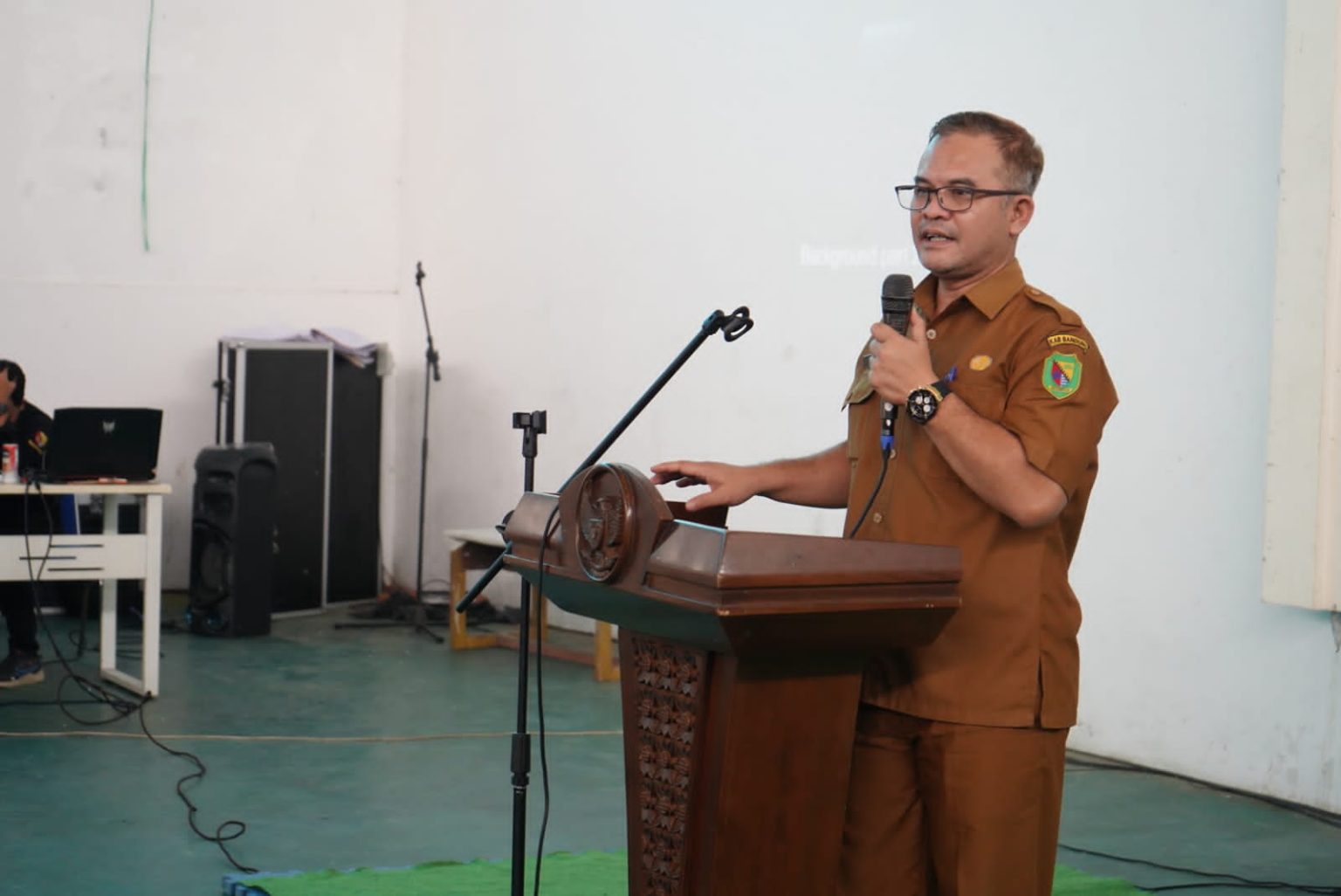 
Kepala Diskominfo Kabupaten Bandung, Yosep Nugraha membuka Festival Diskominfo bertajuk “Bandung Bedas Go Digital”,  di Aula Kantor Desa Lengkong, Kecamatan Bojongsoang, Kabupaten Bandung. (Foto: prokopimda)