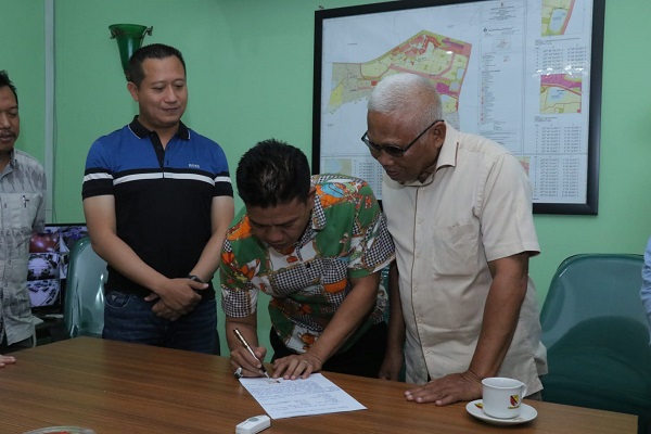 
Bupati Bandung Dadang Supriatna menandatangani Surat Perjanjian Perdamaian, dengan disaksikan Eman Suherman dari Kerwappa, dan Kapolresta Bandung Kombes Pol Koesworo, Rabu (19/7/2023). (Foto: maji/dara)
