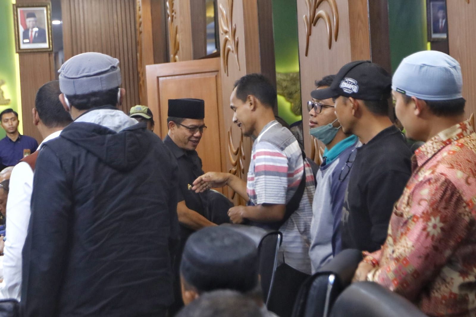 
Bupati Bandung Dr. HM Dadang Supriatna menerima para pedagang pasar Banjaran yang menyampaikan tuntutan terkait revitalisasi di ruang rapat Bupati, Kamis (15/6/2023). (Foto: dok/dara)

