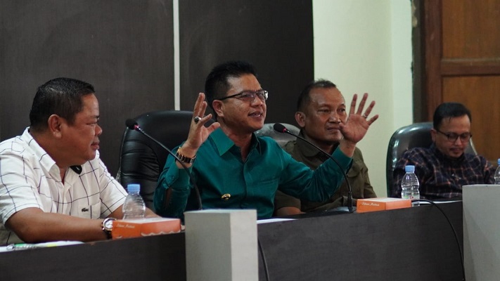 
Bupati Bandung HM. Dadang Supriatna saat menjelasan revitalisasi Pasar Banjaran, pada pertemuan dengan pedagang, di Aula Kantor Kecamatan Banjaran, Sabtu (22/07/2023).(Foto: prokopimda)

