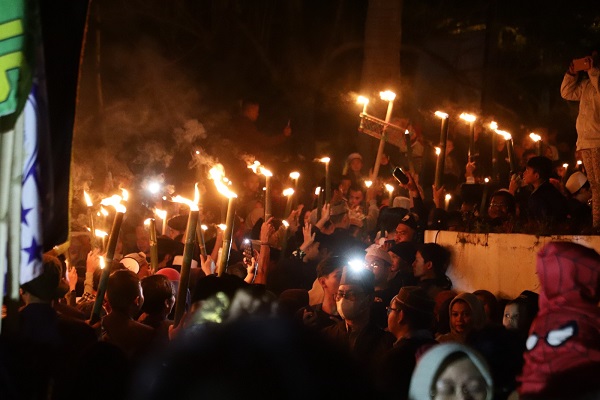 
Sedikitnya  5000 warga menyambut Tahun Baru Islam 1445 Hijriyah
dengan pawai obor atau festival ta'aruf. Mereka dilepas Bupati Bandung Dr., HM. Dadang Supriatna di Lapangan Upakarti Komplek Pemkab Bandung, Soreang, Selasa (18/7/2023) malam. (Foto: prokopimda)
