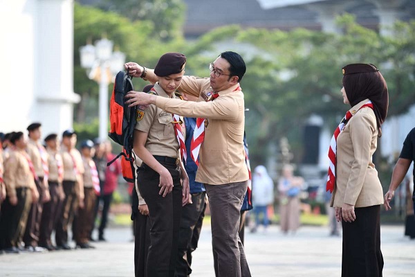 Gubernur Ridwan Kamil melepas 513 pramuka Kwarda Jawa Barat yang akan mewakili Kontingen Indonesia pada ajang World Scout Jambore atau Jambore Pramuka Dunia 2023, di Aula Barat Gedung Sate, Kota Bandung, Kamis (20/7/2023). (Foto: jabarprov.go.id)

. 
