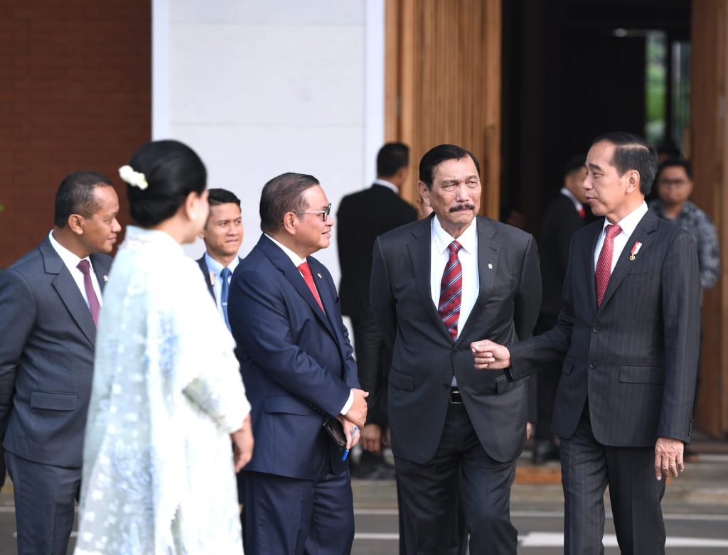 Presiden Jokowi didampingi Ibu Negara Iriana Jokowi beserta sejumlah menteri sebelum bertolak ke Tiongkok, Kamis (27/07/2023), di Pangkalan TNI Halim Perdanakusuma. (Foto: BPMI Setpres)
