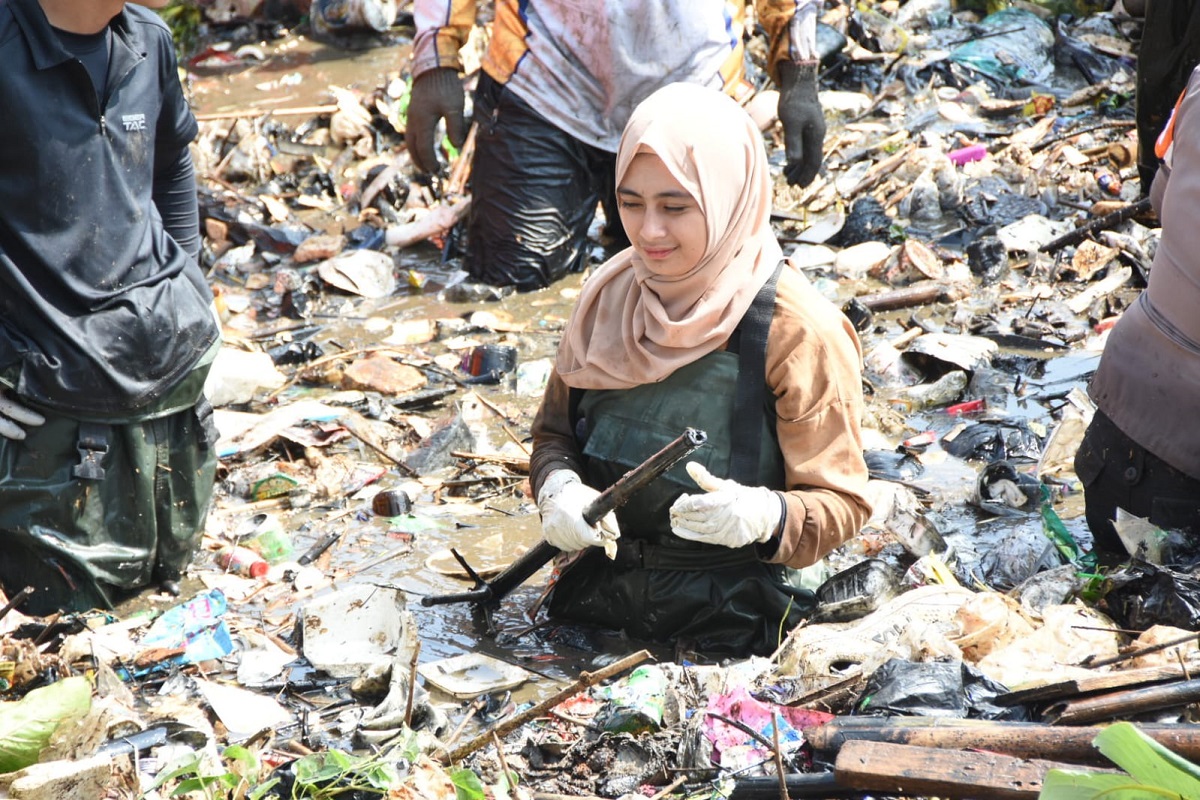 
Wanita cantik berhijab ikut turun membersihkan sampah di Bendungan Bugel, Desa Cimekar Kecamatan Cileunyi Kabupaten Bandung, Rabu (26/7/2023). (Foto: prokopimda)