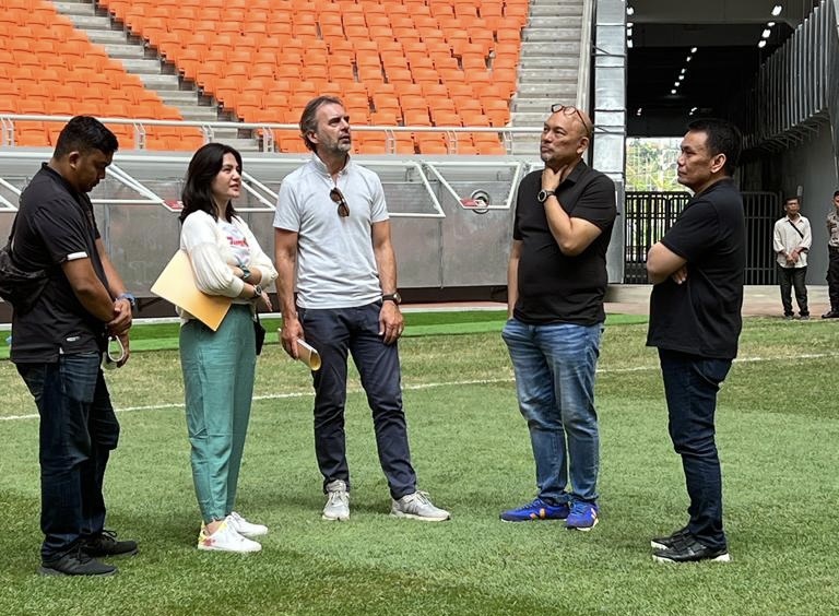 

Wakil Ketua Umum PSSI, Ratu Tisha berbincang serius dengan delegasi FIFA yang mengecek sejumlah stadion-stadion untuk Piala Dunia U-17 2023. (Foto: PSSI)
