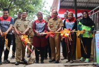 
Pertamina melalui PT Pertamina Patra Niaga Regional Jawa Bagian Barat (RJBB) meresmikan Program Tanggung Jawab Sosial & Lingkungan (TJSL) Pelestarian Lingkungan Hidup di Kawasan Bantar Gebang pada Selasa (15/8/2023). (Foto: Ist)