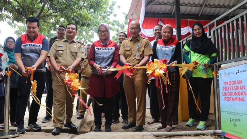 
Pertamina melalui PT Pertamina Patra Niaga Regional Jawa Bagian Barat (RJBB) meresmikan Program Tanggung Jawab Sosial & Lingkungan (TJSL) Pelestarian Lingkungan Hidup di Kawasan Bantar Gebang pada Selasa (15/8/2023). (Foto: Ist)