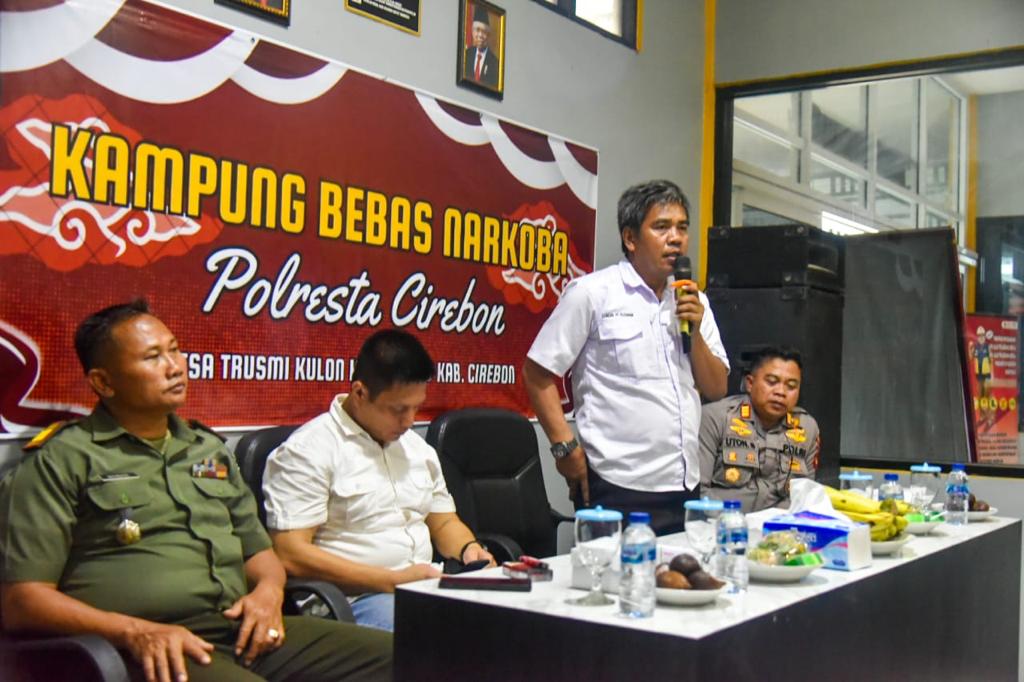 
Kasat Reserse Narkoba (Kasatreskoba) Polresta Cirebon Kompol Dadang Garnadi mencanangkan Kampung Bebas Narkoba,Rabu (9/8/2023). (Foto: bambang/dara)