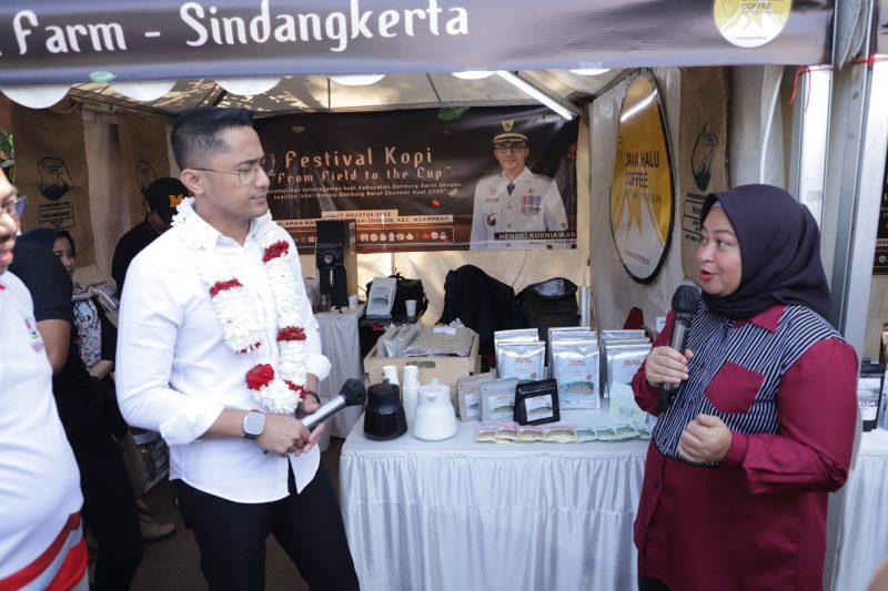 Hengky Kurniawan saat mengunjungi stand kopi di Festival Kopi dan UMKM Bandung Barat (foto: Bag Prokopim)