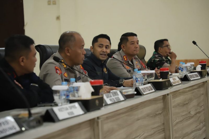 Hengky Kurniawan saat rakor bersama Polres Cimahi terkait penanggulangan kebakaran TPA Sarimukti (Foto: Ist)