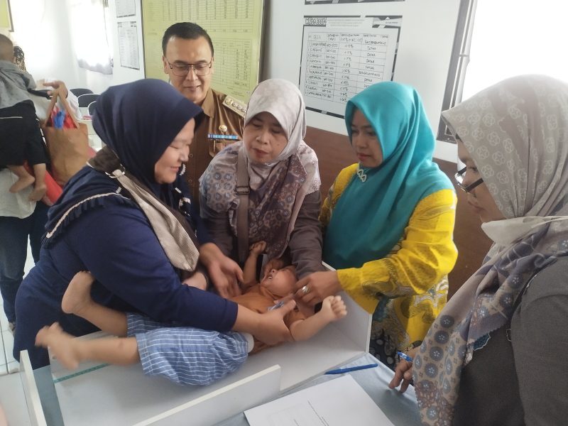 Camat Agus Ahmad Setiawan, saat menyaksikan penimbangan anak (Foto: Ist)