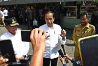 Presiden Jokowi memberi keterangan pers kepada awak media usai meninjau Pasar Brahrang, di Kota Binjai, Provinsi Sumatra Utara, pada Jumat (25/08/2023).(Foto: BPMI Setpres/Kris)
