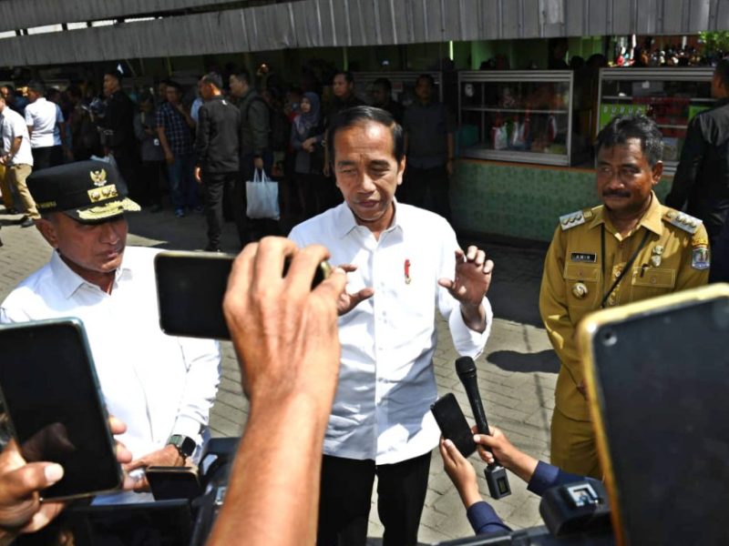 Presiden Jokowi memberi keterangan pers kepada awak media usai meninjau Pasar Brahrang, di Kota Binjai, Provinsi Sumatra Utara, pada Jumat (25/08/2023).(Foto: BPMI Setpres/Kris)
