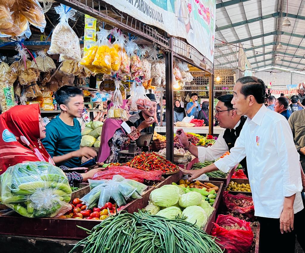 Presiden Jokowi saat meninjau kondisi harga sejumlah kebutuhan pokok di Pasar Parungkuda, Kabupaten Sukabumi, Provinsi Jawa Barat, Jumat (04/08/2023). (Foto: BPMI Setpres/Laily Rachev)

