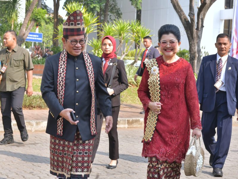 Seskab Pramono Anung dan Ibu Hani Pramono Anung sebelum Upacara Peringatan Detik-Detik Proklamasi Kemerdekaan Republik Indonesia, di Halaman Istana Merdeka, Jakarta, Kamis (17/08/2023). (Foto: Humas Setkab/Oji)

