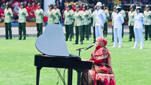 Penampilan spesial dari penyanyi Putri Ariani pada peringatan HUT Ke-78 RI di Halaman Istana Merdeka, Jakarta, Kamis (17/08/ 2023). (Foto: BPMI Setpres)
