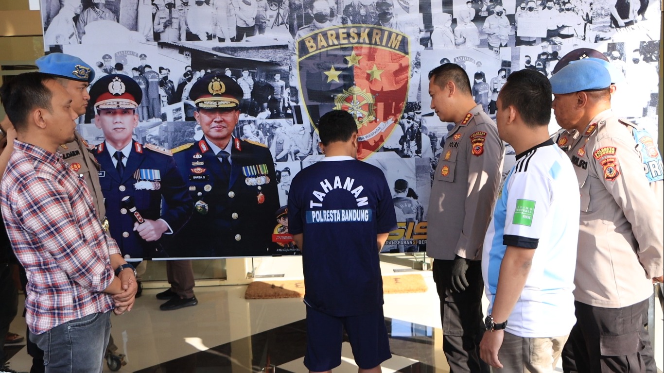 

Kapolresta Bandung Kombes Pol Kusworo Wibowo menginterogasi salah seorang pelaku pemalakan saat menggelar konferensi pers di Mapolresta Bandung. Rabu (2/8/2023). (Foto: Ist)