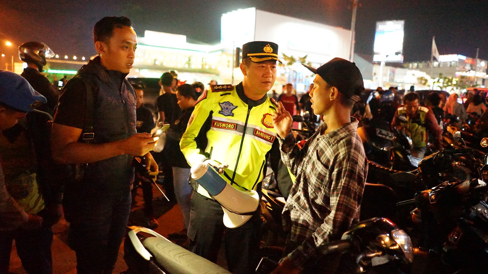 
Kapolresta Bandung Kombes Kusworo turun langsung memimpin patroli berskala besar, Sabtu,(5/8/2023) malam. (Foto: Ist)