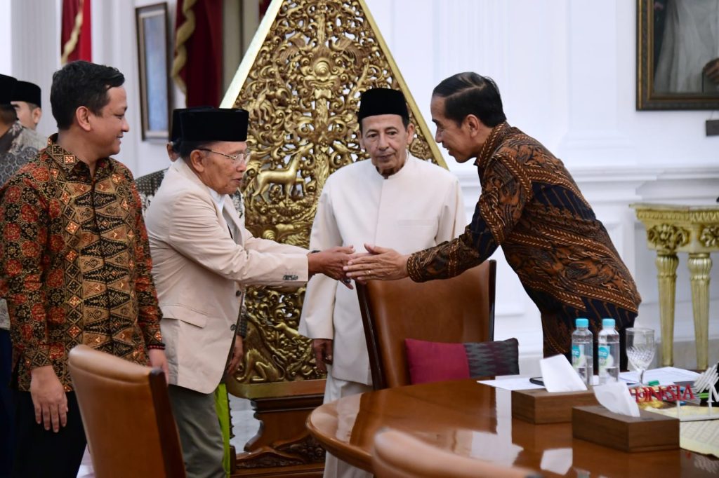 Presiden Jokowi menerima kunjungan Panitia Pelaksana Muktamar Sufi Internasional, di Istana Merdeka, Jakarta, Selasa (08/08/2023). (Foto: BPMI Setpres)
