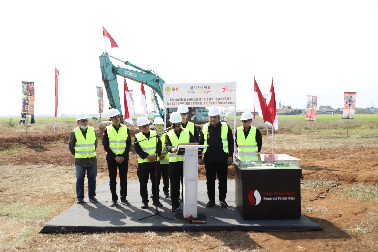 
Menteri Pertanian RI Prof. Dr. Syahrul Yasin Limpo melaksanakan Ground Breaking Center of Excellence dan Soft Launching Produk Hilirisasi Perkebunan di Jalan Raya Solokanjeruk,Kabupaten Bandung Jawa Barat, Minggu (13/8/2023). (Foto: prokopimda)