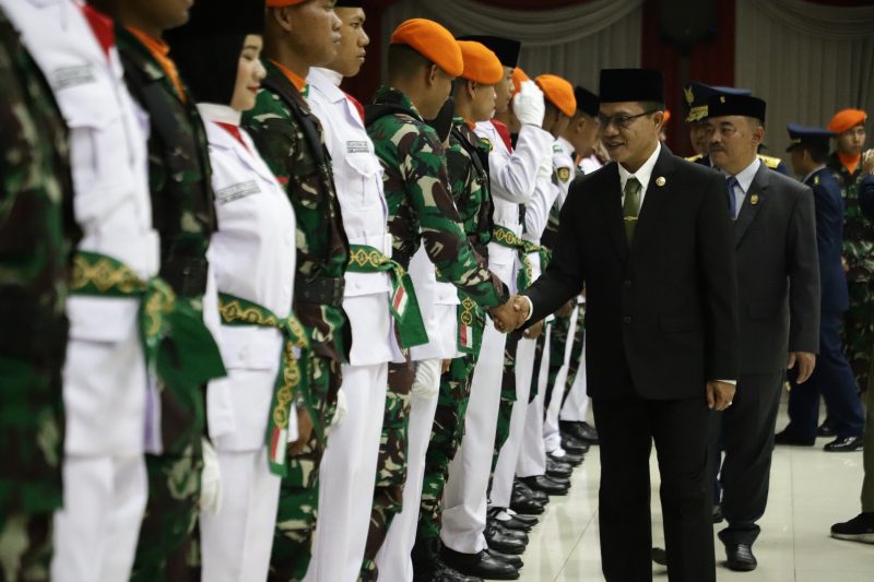 
Bupati Bandung Dr. H.M. Dadang Supriatna mengngukuhan Paskibraka Kabupaten Bandung 2023 di Gedung Moch Toha Komplek Pemkab Bandung, Soreang, Selasa (15/8/2023) malam. (Foto: diskominfo)