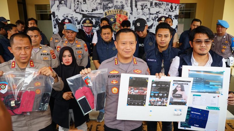 Kapolresta Bandung Kombes Pol Kusworo Wibowo didampingi Kasat Reskrim Kompol Olista Ageung Wicaksana memperlihatkan barang bukti judi online, saat konferensi pers di Mapolresta Bandung, Rabu (16/8/2023). (Foto: Ist)
