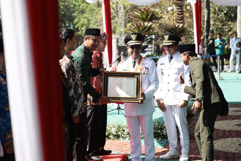 
Bupati Bandung Dr. HM. Dadang Supriatna memberikan penghargaan pada Upacara memperingati HUT ke-78 Kemerdekaan RI, di Lapangan Upakarti Komplek Pemkab Bandung, Soreang, Kamis (17/8/2023). (Foto: diskominfoa)
