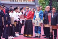 Menkumham), Yasonna H. Laoly, menyerahkan remisi secara simbolik kepada empat perwakilan warga binaan yang berasal dari Lapas Kelas IIA Salemba dan Lapas Perempuan Kelas IIA Jakarta, Kamis (17/8/2023)(Foto: Istimewa)