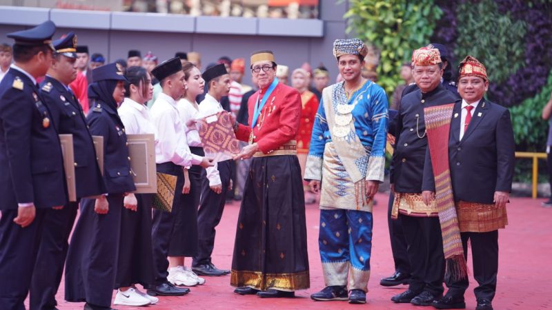 Menkumham), Yasonna H. Laoly, menyerahkan remisi secara simbolik kepada empat perwakilan warga binaan yang berasal dari Lapas Kelas IIA Salemba dan Lapas Perempuan Kelas IIA Jakarta, Kamis (17/8/2023)(Foto: Istimewa)