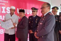 Bupati Garut, Rudy Gunawan, menyerahkan SK remisi secara simbolis kepada perwakilan warga binaan bertempat di Gazebo Lapas Garut, Jalan KH Hasan Arif, Kecamatan Banyuresmi, Kabupaten Garut, Kamis (17/8/2023)(Foto: Ist)