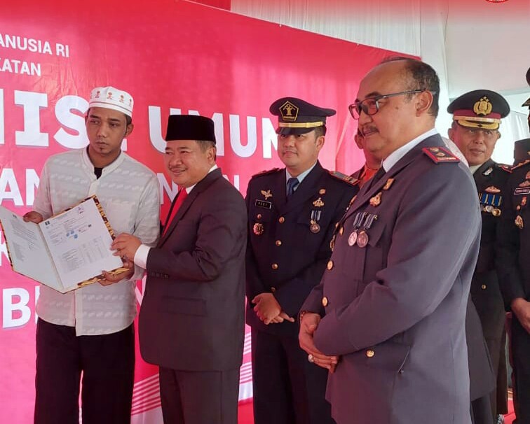 Bupati Garut, Rudy Gunawan, menyerahkan SK remisi secara simbolis kepada perwakilan warga binaan bertempat di Gazebo Lapas Garut, Jalan KH Hasan Arif, Kecamatan Banyuresmi, Kabupaten Garut, Kamis (17/8/2023)(Foto: Ist)