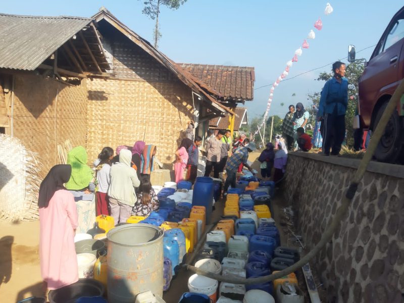 Polres Garut, melalui Polsek Bayongbong bekerjasama dengan IZI wilayah Jawa Barat menyalurkan air bersih untuk warga di wilayah Kampung Sukamulya, Desa Cintanagara, Kecamatan Cigedug, Kabupaten Garut, Jumat (18/8/2023). (foto:ist)