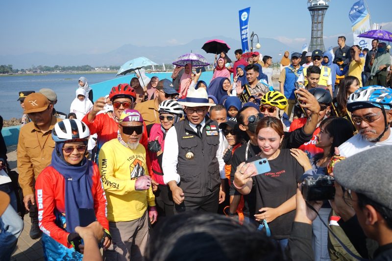 
Kunjungan dan Peresmian Kawasan Situ Bagendit oleh Gubernur Jawa Barat, Ridwan Kamil, di Kecamatan Banyuresmi, Kabupaten Garut, Senin (21/08/2023). (Foto: andre/dara)
