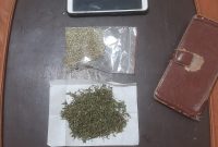 Polisi menyita barang bukti berupa ganja sebanyak 1 (satu) ons dan biji ganja yang terbungkus plastik dari rumah tersangka, Senin (21/8/2023).  (foto:ist)