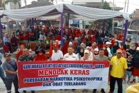 
Masyarakat Desa Jati, Kecamatan Tarogong Kaler, Kabupaten Garut bersama dengan Sat Narkoba Polres Garut menggelar deklarasi Anti Penolakan Peredaran Narkotika, Psikotropika dan Obat Terlarang, Minggu (27/8/2023).(Foto: andre/dara)
