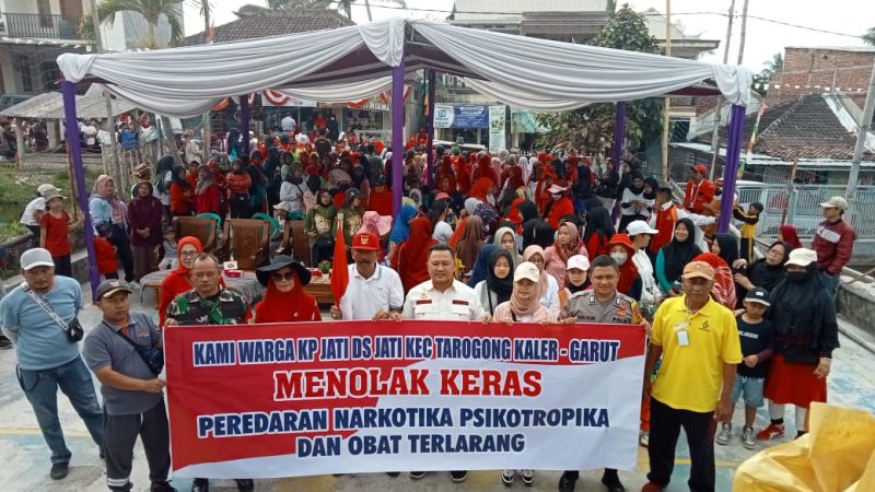 
Masyarakat Desa Jati, Kecamatan Tarogong Kaler, Kabupaten Garut bersama dengan Sat Narkoba Polres Garut menggelar deklarasi Anti Penolakan Peredaran Narkotika, Psikotropika dan Obat Terlarang, Minggu (27/8/2023).(Foto: andre/dara)
