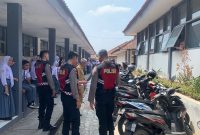 -Polsek Tarogong Kidul, Polres Garut, saat melakukan Operasi Knalpot Bising Di Lingkungan Pelajar di SMAN 6 Garut, Jalan Guntur Melati, Kecamatan Tarogong Kidul, Kabupaten Garut, Senin (28/8/2023)(Foto: Istimewa)