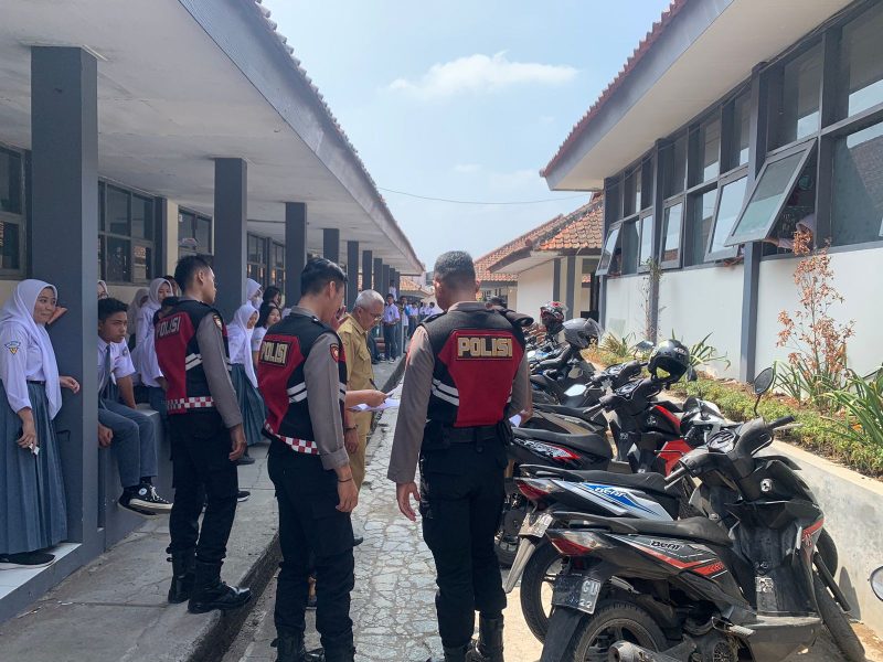 -Polsek Tarogong Kidul, Polres Garut, saat melakukan Operasi Knalpot Bising Di Lingkungan Pelajar di SMAN 6 Garut, Jalan Guntur Melati, Kecamatan Tarogong Kidul, Kabupaten Garut, Senin (28/8/2023)(Foto: Istimewa)