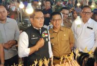 
Bupati Bandung Dadang Supriatna mendampingi Gubenur Jabar Ridwan Kamil dalam pelaksanaan program kerja Siaran Keliling (Sarling) Jawa Barat, Senin (28/8/2023). (Foto: diskominfo)
