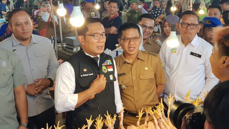 
Bupati Bandung Dadang Supriatna mendampingi Gubenur Jabar Ridwan Kamil dalam pelaksanaan program kerja Siaran Keliling (Sarling) Jawa Barat, Senin (28/8/2023). (Foto: diskominfo)
