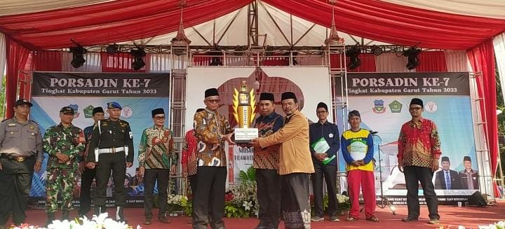 Sekda Kabupaten Garut secara resmi menutup Penyelenggaraan Pekan Olahraga dan Seni antar Diniyah (PORSADIN) ke-7 Tingkat Kabupaten Garut, di Lapang Desa Sukamerang, Kecamatan Kersamanah, Kabupaten Garut, Minggu (27/8/2023)(Foto: Ist)