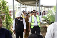 
Menteri Koordinator Bidang  Kemaritiman dan Investasi, Luhut Binsar Pandjaitan didampingi Gubernur Jawa Barat, Ridwan Kamil dan Bupati Bandung Dadang Supriatna meninjau TPS Terpadu  Oxbow Cicukang Desa Mekar Rahayu Kecamatan Margaasih, Kabupaten Bandung, Jawa Barat, Selasa (29/8/2023). (Foto: diskominfo)
