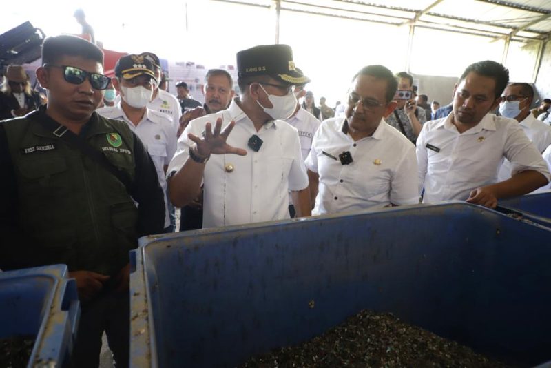 Bupati Bandung, Dadang Supriatna didampingi Kepala Dinas Lingkungan Hidup Kabupaten Bandung, Asep Kusumah, meresmikan Pusat Edukasi Pengelolaan dan Pemanfaatan Sampah (PUSPA) di Desa Jelekong, Kecamatan Baleendah, Kabupaten Bandung, Rabu (30/08/2023). (Foto: diskominfo)
