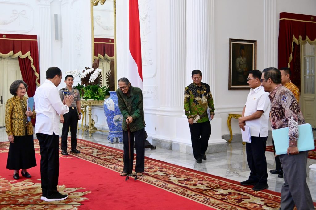 Presiden Jokowi menerima Ketua dan Anggota Dewan Gelar Tanda Kehormatan (GTK), Kamis (03/08/2023), di Istana Merdeka, Jakarta. (Foto: BPMI Setpres)

